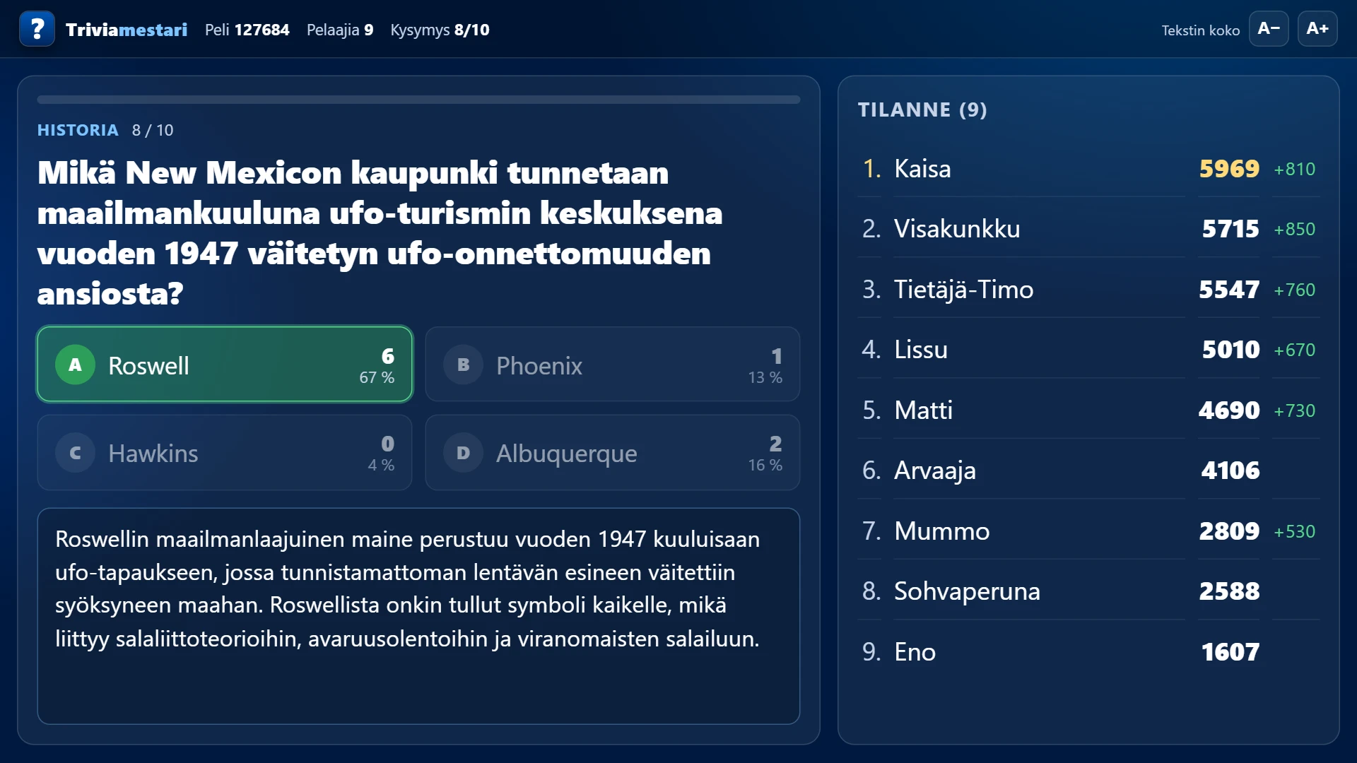 Katsojanäkymä television ruudulla: vasemmalla kysymys, vastausvaihtoehdot ja oikean vastauksen selitys, oikealla pelaajien pistetilanne